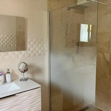 D Exception Avec Piscine La Crau 8 Personnes Hye100-025 * Hyeres