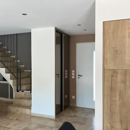 Villa D Exception Avec Piscine La Crau 8 Personnes Hye100-025 *
